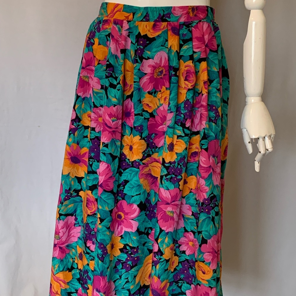 Floral printed long skirt with pleated front